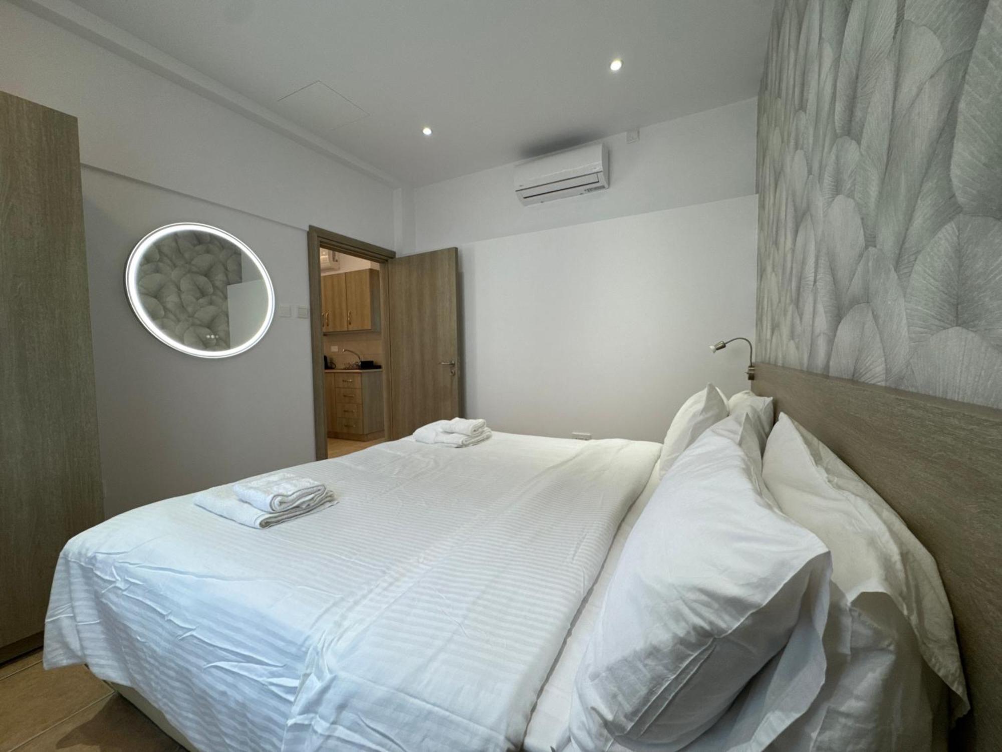 Topikos Apartments 아이아 나파 외부 사진