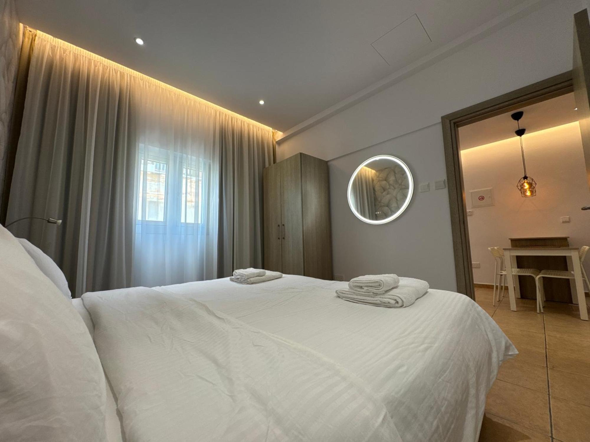 Topikos Apartments 아이아 나파 외부 사진